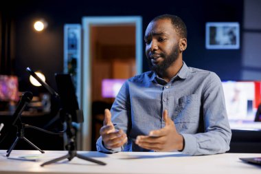 BIPOC teknoloji içeriği yaratıcısı çeşitli elektronik ürünleri filme alıyor, kutuplaştırıyor ve izleyicilere sunuyor. Sosyal medyada takipçilere ürün önerileri gösteren bir etken