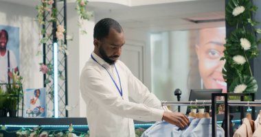 Titiz çalışanların portresi şık gömlek seçimleri üst sınıf moda butiği, moda moda, yeni koleksiyonlarından şık elbiseler sergileniyor.