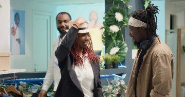 Kadın ve erkek ucuzluk mağazasında eğleniyor müşterileri cezbetmek için reklam çekiyorlar. İkinci el giyim mağazasının reklamları sırasında aktörler gülüyor ve dans ediyor.