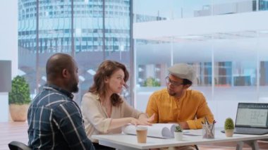 Bir ofis turu sırasında profesyonel müşteriler ve emlakçılar planları gözden geçirir ve modern çalışma alanı geliştirme yatırım stratejisini tartışırlar. Yeni şehir ofis alanının planını oluşturur. Kamera B.