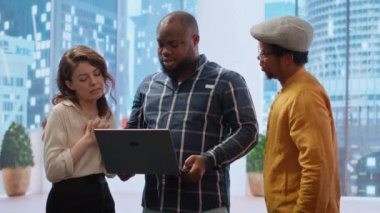 Emlak komisyoncusu müşterilere yeni bir üst sınıf ofis alanı sunuyor ofis turu sırasında tablet kullanarak planları tartışıyor. Mülk içeren yatırım stratejisi planlamak. Kamera B.