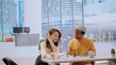 Müşteri ve emlakçı, emlak planının mimari planlarını inceliyor, bir ofis turunun sonunda yatırım fırsatlarını değerlendiriyor. Satıcıyla bir toplantı sırasında planlar üzerinde çalışıyorum. Kamera A.