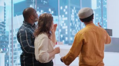Şirket takımı yeni bir ofis için mimari planları inceliyor, bina planlarını ve planlarını tartışıyor, ofis turu sırasında emlak sektöründe potansiyel yatırım fırsatlarını tartışıyor. Kamera B.
