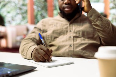 İş sahibi, ana masasındaki yatırımcılarla bütçe fonlarını görüşmek için önemli bir telefon görüşmesi yapıyor ve genişleme planının geleceğini tartışıyor. Satış bilgilerine ilişkin içgörü.