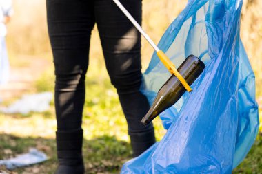 Ormanda çöp toplayan bir kadın aktivist. Ekosistemi çöplerden ve plastik çöplerden temizliyor. Kadın eylemci, yasadışı çöplerle savaşmak için gönüllü olarak çalışıyor. Gezegeni kurtarmak için..