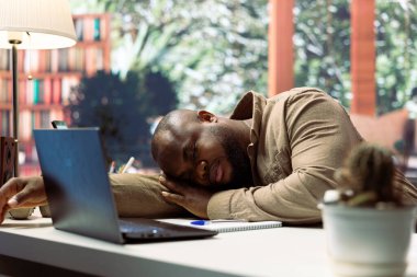 Başarılı bir serbest çalışan, bilgisayar başında çalışırken masa başında uyuyakalıyor. Çevrimiçi işletme yönetiminden gelen yorgunluktan sonra biraz kestiriyor. Yorgun girişimci baskı altında.