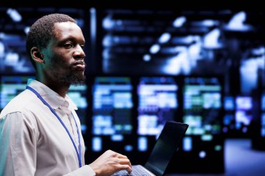 Tecrübeli bilişim geliştiricisi yüksek teknolojili merkez felaket kurtarma planlarını laptopa yükleyip servisin sorunsuz bir şekilde onarılmasını, hasarın azaltılmasını ve veri merkezinin zaman aşımının arttırılmasını sağlıyor.