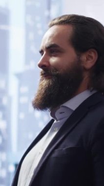 Hisse senetleri ve tahviller gibi finansal ürünler ve yatırımlar önermek için müşterilerle yapılan mutlu finansal danışman toplantısının dikey video portresi. Neşeli temsilci aileyi en iyi yatırımdan haberdar eder.