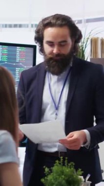 Ekonomik hedeflere ulaşmalarına yardımcı olacak bir strateji oluşturmak amacıyla müşterilerin mali durumunu denetleyen dikey video finans danışmanı. Temsilci bütçe, yatırım ve borsa konusunda tavsiyede bulundu