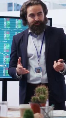 Büyük ekran kullanarak müşterilere yatırım stratejileri sunan, borsa tahvilleri öneren dikey video finans danışmanı. İPO Forex portföyü için aileye yardım eden bir komisyoncu.