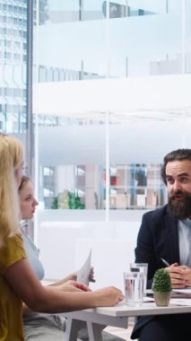 Anne ve kızıyla yapılan dikey video komisyoncusu para kazanmalarına yardımcı olmak için borsa analizi yapıyor. Dizüstü bilgisayardaki pazar hisselerine bakan mali danışman, ailenin gelirini artırmasına yardım ediyor