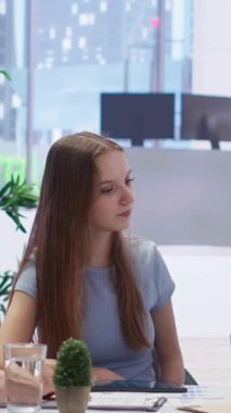 Müşterilere finansal stratejiler sunan, borsa tahvilleri öneren dikey video finans danışmanı. Ofiste komisyoncu ön x yatırım portföy yönetimi, kamera B ile müşterilere yardım ediyor