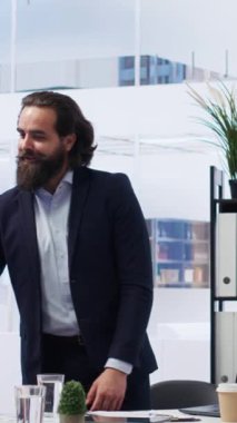 Mali ürünler ve yatırımları tavsiye etmek ve onları karşılamak için müşterilerle yapılan dikey mali danışman toplantısını karşılayan video. Yatırım stratejileri uzmanları müşterilerle tokalaşıyor