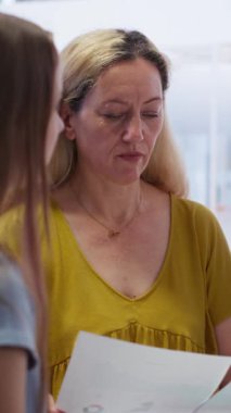 Vertical Video Finans Danışmanı müşterilerle gelir planlama ve yönetim sürecinde bütçe planlamasının önemi hakkında konuşuyor. Aile tasarruf alışkanlıkları oluşturmak için en iyi uygulamaları araştırıyor