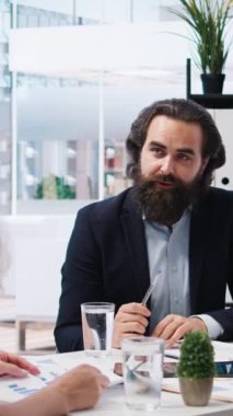 Ofisteki dizüstü bilgisayarını kullanarak müşterilere fiyat yükselen ve düşen değişken borsa fiyatlarını sunan dikey video finans danışmanı. Komisyoncu firma, aile üyelerine ön x ticaret platformlarında danışmanlık yapıyor.