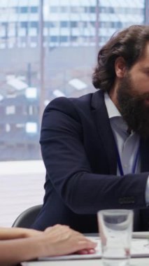Yatırım hesapları oluşturmada müşterilere yardım eden, denetleme yapan dikey video finans danışmanı. Aileye yardım etmek için tablet üzerinde finansal planlama yazılımı kullanan danışman, kamera B