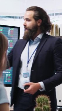 Büyük ekran kullanarak müşterilere yatırım stratejileri sunan, borsa tahvilleri öneren dikey video finans danışmanı. İPO Forex portföyü için aileye yardım eden bir komisyoncu.