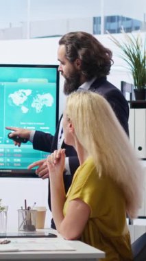 Dikey video finans danışmanı, veriye dayalı karar verme sürecini vurgulayarak geniş ekran kullanarak müşterilere piyasa analizlerini sunuyor. Borsa hakkında istatistiksel grafikler gösteren aracı