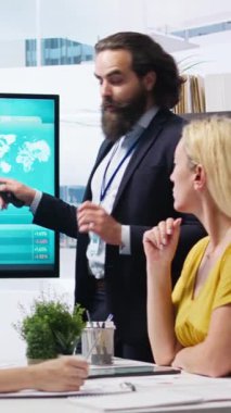 Dikey video finans danışmanı, veriye dayalı karar verme sürecini vurgulayarak geniş ekran kullanarak müşterilere piyasa analizlerini sunuyor. Borsa hakkında istatistiksel grafikler gösteren aracı