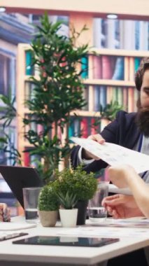 Yüksek gelir elde etmek için onlara yazılı rehberlik sunan, müşterilerle mali danışmanlık yapan dikey video danışmanı. Ajansın aile üyeleri için bütçe oluşturması, yatırım yapması