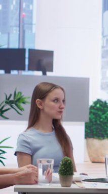 Ofisteki dizüstü bilgisayarını kullanarak müşterilere fiyat yükselen ve düşen değişken borsa fiyatlarını sunan dikey video finans danışmanı. Komisyoncu firma, aile üyelerine ön x ticaret platformlarında danışmanlık yapıyor.