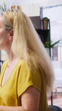 Müşterilere mali danışmanlık yapmak için müşterilerle görüşen dikey video finans danışmanı, onlara gelecekten sağlam bir gelir elde etme stratejisi sunuyor. Ekonomi uzmanı bütçe yönetimi ipuçları veriyor, kamera A