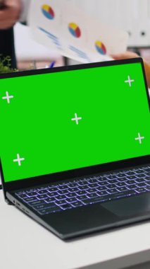 İzole ekran dizüstü bilgisayarda sunum yapan dikey video finans danışmanı, müşterilerin kaydetme alışkanlıkları oluşturmasına yardımcı oluyor, kapatın. Ajans, müşterilerin ipuçları verdiğini göstermek için krom anahtar defteri kullanıyor, Kamera A