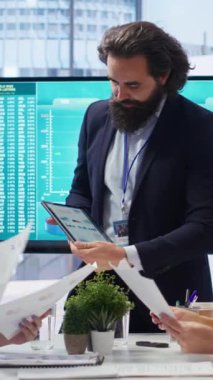 Dikey video finans danışmanı müşteri gelirlerini denetleyerek gelecekten sağlam tasarruf alışkanlıkları oluşturmalarına yardımcı olan bir plan hazırlıyor. Ajan, ebeveyn ve Z jenerasyonundaki kızla konuşuyor. Yatırım konusunda tavsiye veriyor.