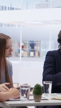 Müşterilere detaylı finansal pazar analizi sunan, bilgilendirilmiş yatırım kararları vermelerine yardımcı olan dikey video finans danışmanı. Komisyoncu müşterilere mali analiz sağlıyor, kamera B