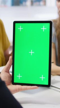 Dikey video finans danışmanı müşterilerine yeşil ekran tabletle yatırım hesapları oluşturmaları ve denetim yapmalarında yardımcı oluyor. Danışman, modelleme cihazı üzerinde finansal planlama yazılımı kullanıyor.