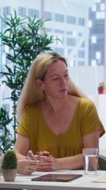 Dikey video finans danışmanları müşterileriyle mali danışmanlık yapmak ve onlara kişisel finansal planlar vermek için görüşüyor. Kazançlı ve güvenli kararlar vermede aileye rehberlik eden ajan.