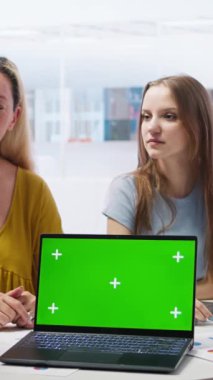 Dikey video ailesi toplantı sırasında yeşil ekranlı dizüstü bilgisayar kullanarak finansal danışmandan kişisel finansal plan alıyor. Müşteriler nasıl karlı kararlar alacaklarını ajanslarından öğrenirler.