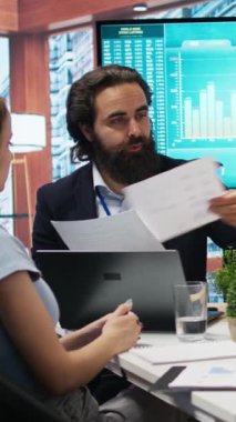 Müşteri gelirlerini denetleyen, öngörücü finansal modeller geliştiren dikey video finans danışmanı. Müşteri hedeflerine ve risk toleransına dayalı kişisel ekonomik stratejiler