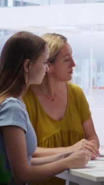 Müşterilere mali danışmanlık yapmak ve konforlu gelir elde etmek için adımlar listesi hazırlamak için müşterilerle yapılan dikey video danışmanı toplantısı. Menajer müşteriler için bütçe yaratıyor, yatırım yapıyor