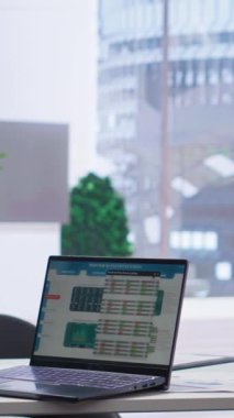 Yatırım varlıklarının toplandığı cihazda hisse senedi portföyü bulunan dikey video boş şirket finans departmanı. Defter ekranında hisse senedi talebini gösteren canlı indeks indeksleri olan işyeri