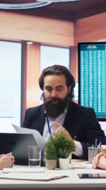 Müşteri gelirlerini denetleyen, öngörücü finansal modeller geliştiren dikey video finans danışmanı. Müşteri hedeflerine ve risk toleransına dayalı kişisel ekonomik stratejiler