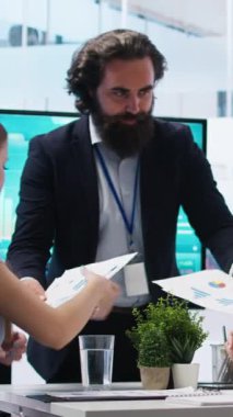 İyi harcama alışkanlıkları oluşturmalarına yardımcı olacak stratejik bir plan oluşturmak için müşterilerin gelirlerini denetleyen dikey video danışmanı. Ajan anne ve kızıyla konuşuyor, yatırım konusunda tavsiye veriyor.