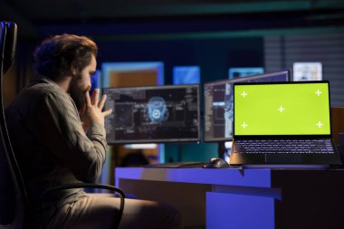 Merkez ofisteki programcının yanındaki yeşil ekran dizüstü bilgisayar yapay zekanın bilincini kazanmasıyla sendeledi. Bilgisayar bilimcisinin yanındaki masadaki maket defteri yapay zekanın otonom oluşuna şaşırdı.