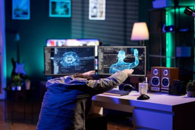 Çılgın programcı duygulu yapay zeka yaratıyor, yeni amirin önünde saygıyla eğiliyor. Çılgın bilgisayar bilimcisi kendinden haberdar yapay zekanın önünde hürmet ediyor.,