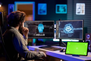 Programcıya yapay zekanın krom anahtar tabletinin yanında bilincini kazanmasıyla varoluşsal sorular soruluyor. İzole ekran aygıtı ile yapay zeka ile iletişim kuran adam