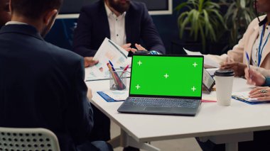 İş ortakları yeşil ekran dizüstü bilgisayarın yanındaki toplantıya katılarak küresel girişimin kaderini tartışıyor ve mali kaynakların geliştirilmesi üzerinde çalışıyorlar. Başlangıç takımı günlük sorunları ele alır. Kamera A.