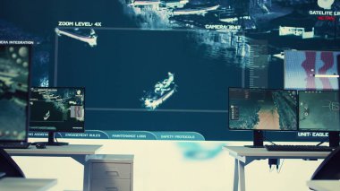 Boş askeri harekat karargahı radar görüntülerindeki tehditleri takip etmek için kullanılıyor. Bir devlet dairesi için yüksek teknoloji ürünü. Geniş ekran ve gizli servisli ordu komuta merkezi..