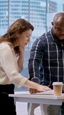 Dikey Video İşkadını vizyonunu paylaşıyor ve üst sınıf ofis alanlarının kiralanmasıyla ilgili endişelerini tartışıyor. Yatırım stratejisi belirlemek için emlak komisyoncularıyla işbirliği yapmak