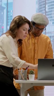Dikey Video Emlakçısı, yeni kentsel çalışma alanı düzenini kurmak için mimari planlar kullanarak bir ofis taşınması planlamada kurumsal müşterilere yardımcı oluyor. İş yatırım stratejisi