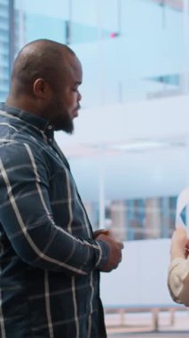 Vertical Video Business çalışanları emlak planlarını değerlendiriyor, emlakçıyla potansiyel bir yatırım sözleşmesini tartışıyor. Gelişim için üst sınıf kentsel yerleşim yeri. Kamera B.