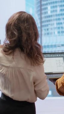 Vertical Video Professionals ve emlakçıları taşınma, emlak yatırımları için kentsel ofis yenilemesi yapmayı planlıyorlar. Planları inceliyor ve kira sözleşmesi yapmayı düşünüyor.