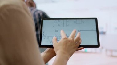 Emlakçı ve müşteri planlarını değerlendiriyor ve ofis turu sırasında yeni ofis alanının mimari planını tartışıyorlar. Şirket ofisinin taşınması için strateji belirleyen bir iş adamı. Kamera A.