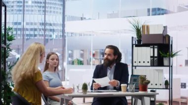 Müşterilere ekonomik ihtiyaçları ve kişisel planlama tavsiyesi verme hedeflerini değerlendiren mali danışman. Yatırım dönüşlerini optimize eden ajan risk yönetirken yardım talep ediyor, kamera B
