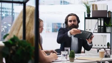 Finansal danışman müşterilere ayrıntılı finansal pazar analizi sunarak bilgilendirilmiş yatırım kararları almalarına yardım ediyor. Müşterilere finansal analiz sağlayan broker, kamera A