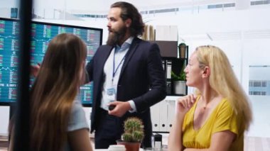 Büyük ekran kullanarak müşterilere yatırım stratejileri sunan mali danışman, borsa tahvilleri öneriyor. Ofisteki borsacı aileye ipo forex portföy yönetimi ve kamera A ile yardım ediyor.